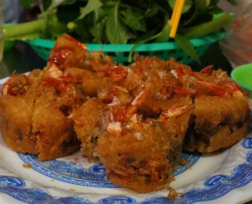 Tinh hoa ẩm thực Khmer gói ghém trong chiếc bánh cóng.